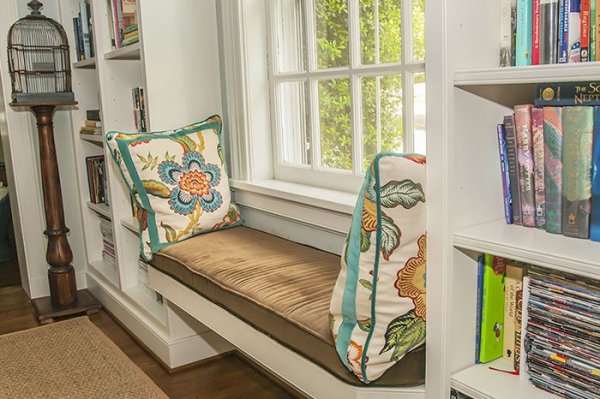 cozy-reading-nooks-book-corner-36-57318a785608a__700